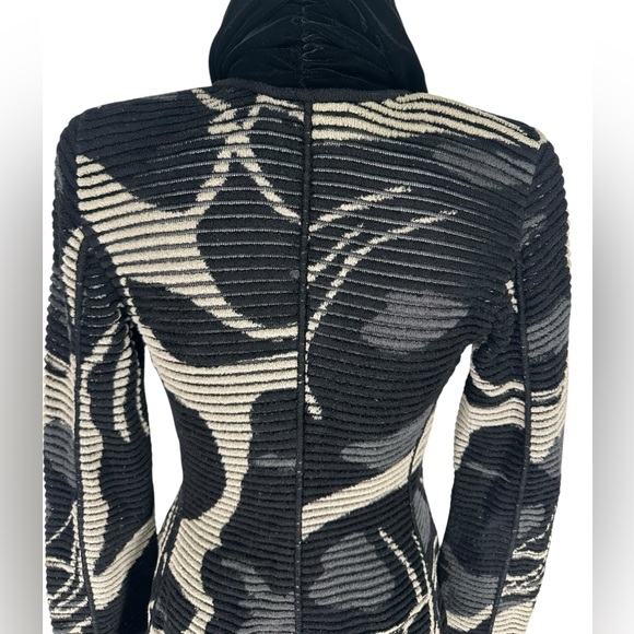 GIORGIO ARMANI / Black & Cream Rouched Sweater / Size 40 - Picture 9 of 15